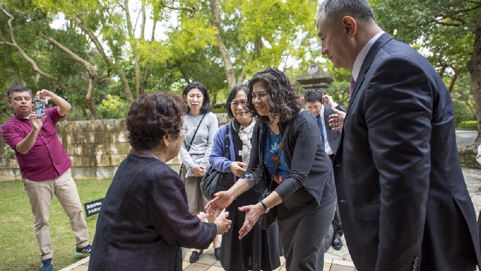 沖縄戦のひめゆり学徒隊から生還した女性を訪れる