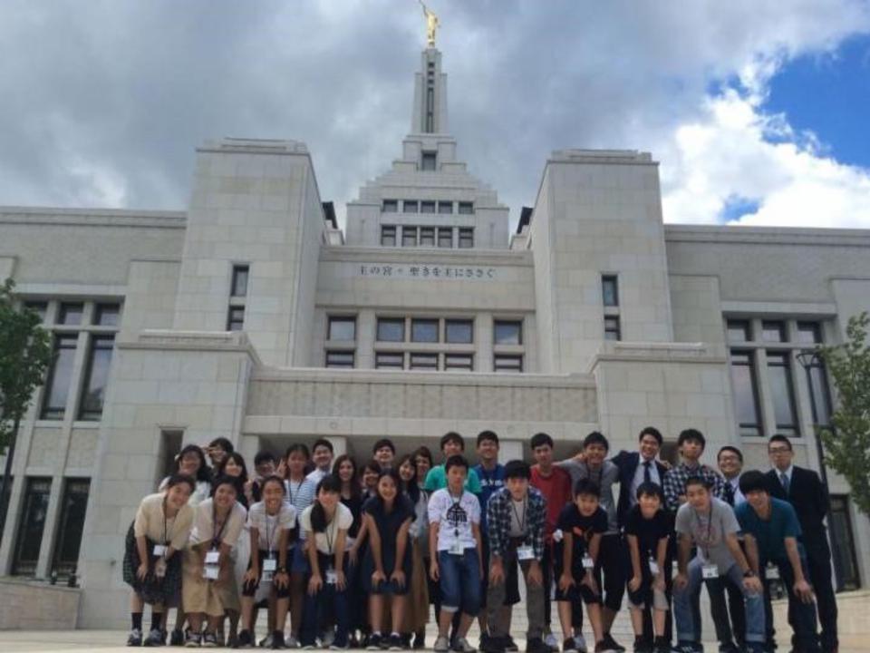 京都ステークの青少年たち 札幌神殿を訪問する