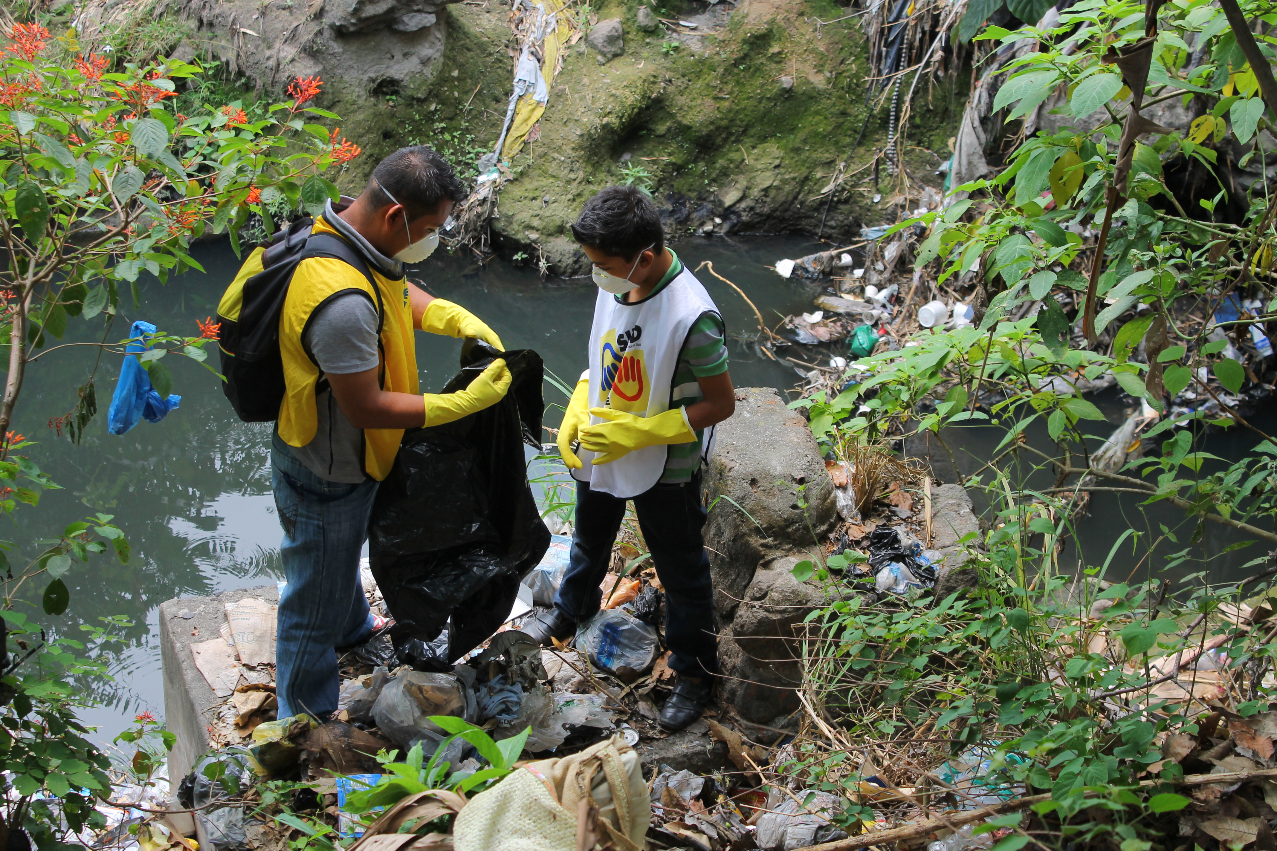 El Salvador clean river 2014